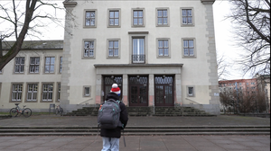 mats allein in de schule still