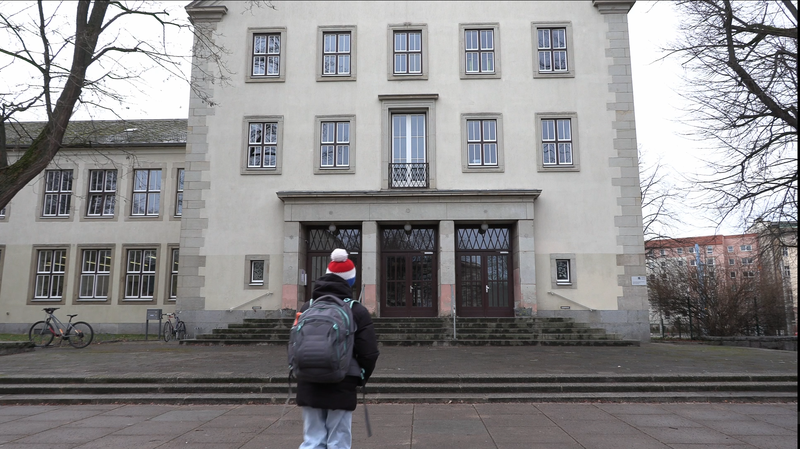 mats allein in de schule still